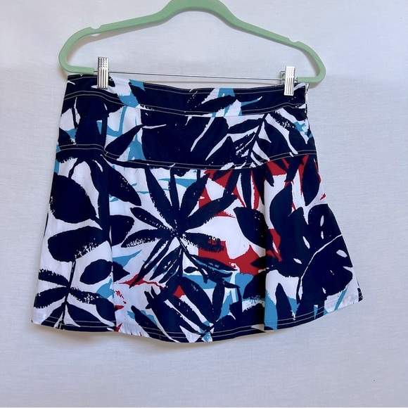 Chaps Sport Navy Blue White Red Skorts with Flared Leaves Print Design - Picture 1 of 12
